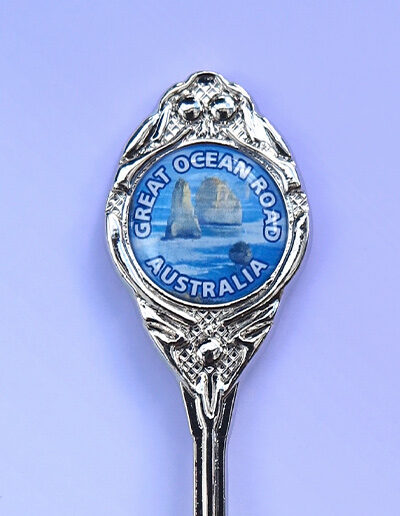 The crest of a souvenir spoon with the Great Ocean Road on it.