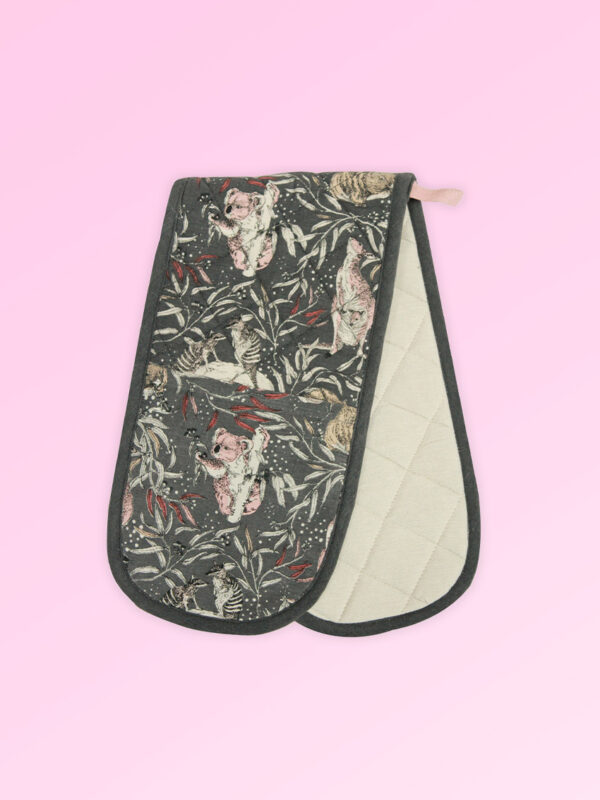 Double oven mitts, insulated. Made with organic cotton featuring Australian animals.