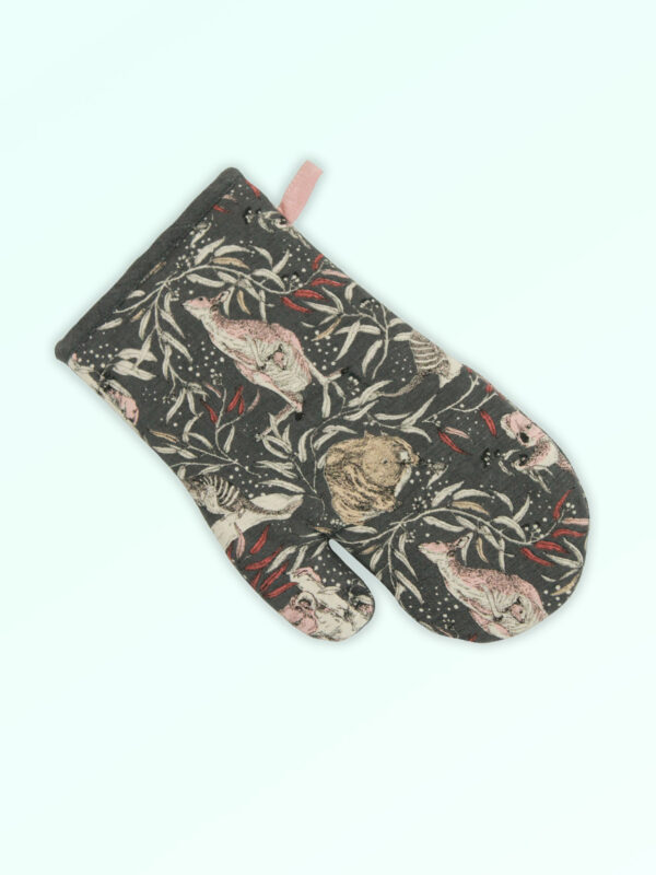 Single oven mitt, insulated. Made with organic cotton featuring Australian animals.