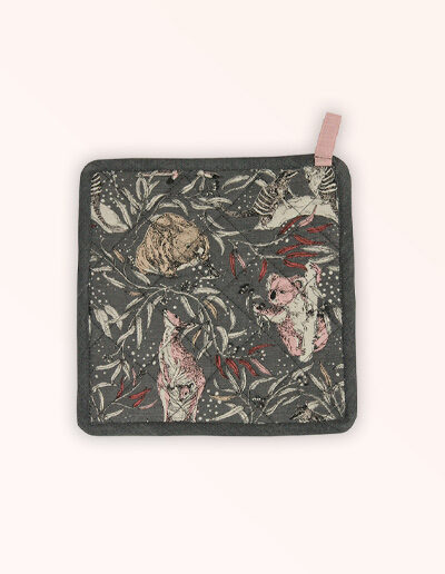 Pot holder, insulated. A square pot holder made with organic cotton featuring Australian animals.