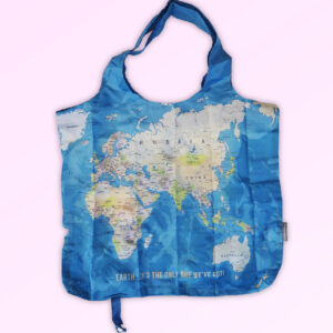 Foldable strong shopping bag printed with a map of the world. Made with polyester.