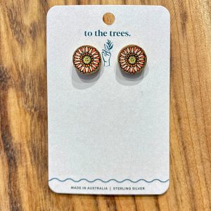 Straw flower stud earrings